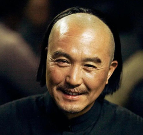 当年，吴刚接到个电话，刚应了一声，对面就传来一顿训斥：“这戏你演得太臭了！”“