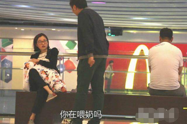 女子公共场合给孩子哺乳, 大爷问: 你在喂奶吗? 网友: 老不正经的!