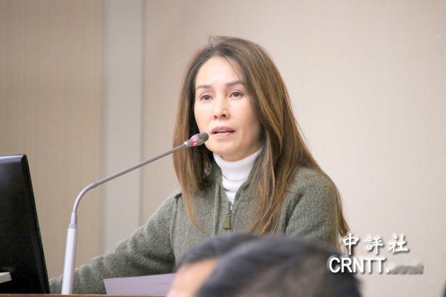 台“行政院”去年12月18日拍板通过“国安法”等4项修法草案，内容包括禁止公开鼓