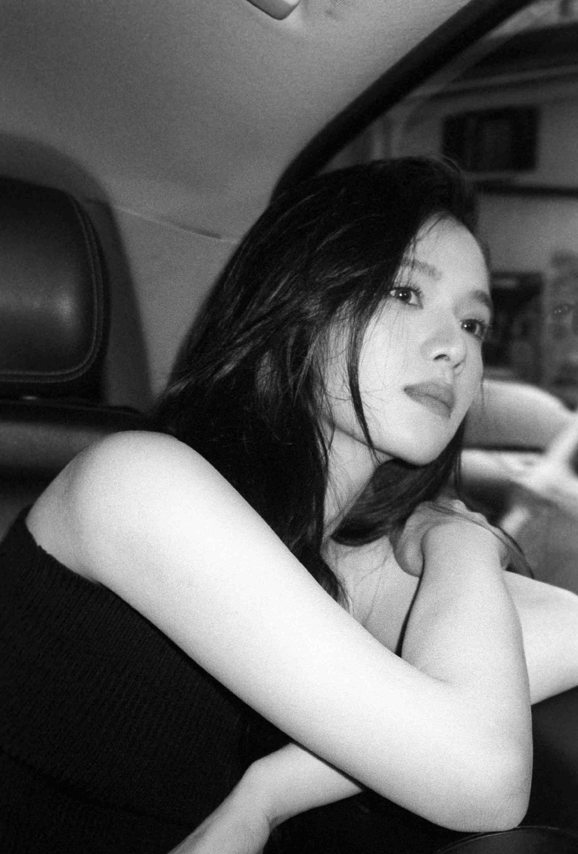 张婧仪的黑白胶片这胶片质感绝了，婧仪是穿越过来的复古女神吧[抱抱]​​​