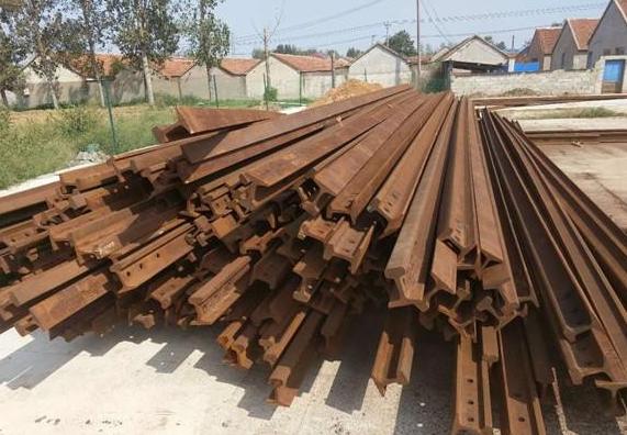 一位从事钢轨生产的长辈告诉我：90%的人不知道，我国每年报废的钢轨多达上百万吨。