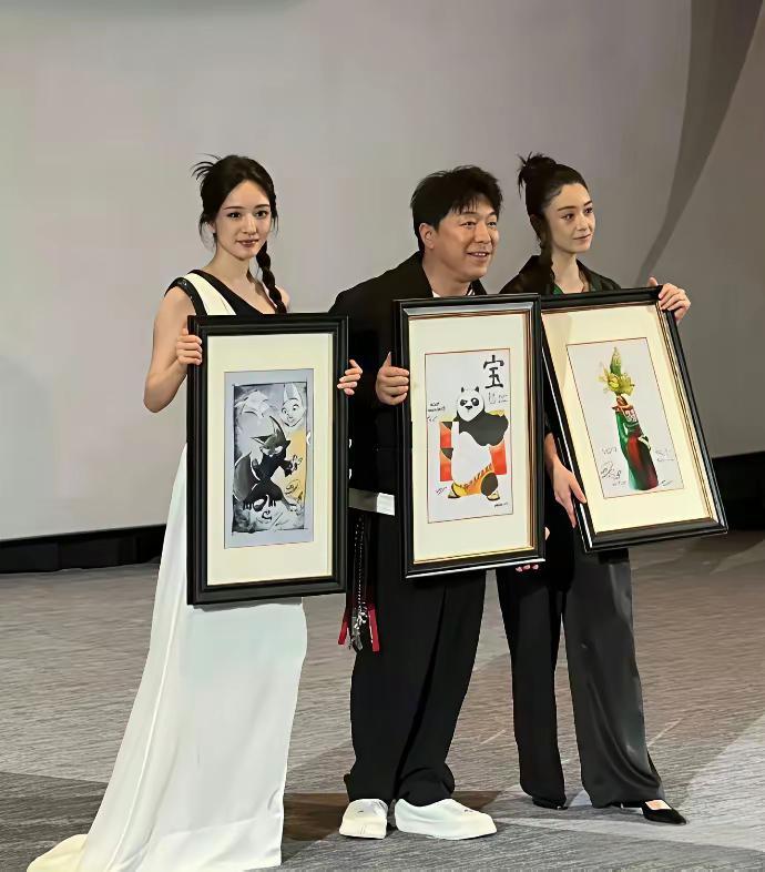 我一直觉得蒋欣挺壮实的，直到看见她跟杨幂的合影，真是惊到我了！原来她这么瘦，只是