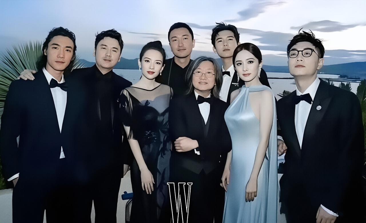众星同框：我一眼就认出了朗目疏眉、丰神隽逸的此沙，皮肤白皙、浓眉小眼的雷佳音；目