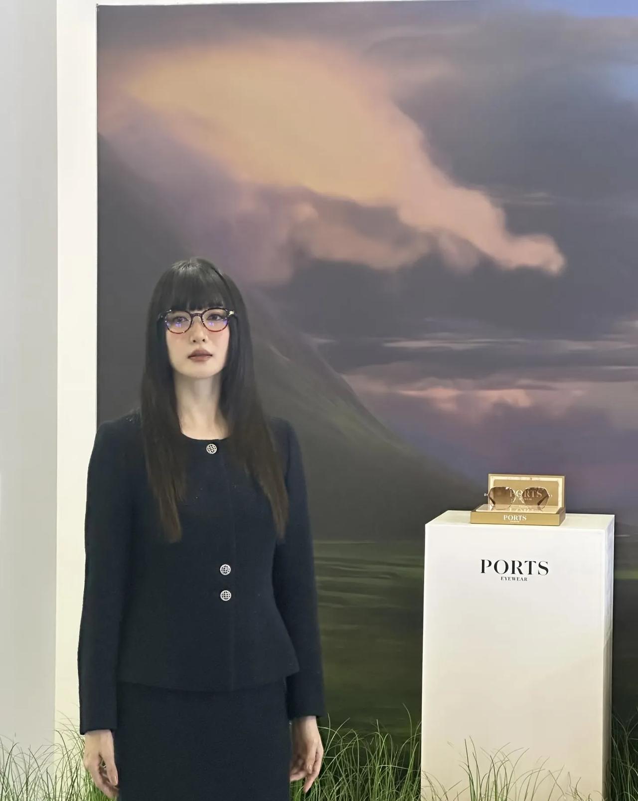 这是谁？江疏影？好像教导主任来巡视。她今天出席活动的造型，其实第一眼看过去确