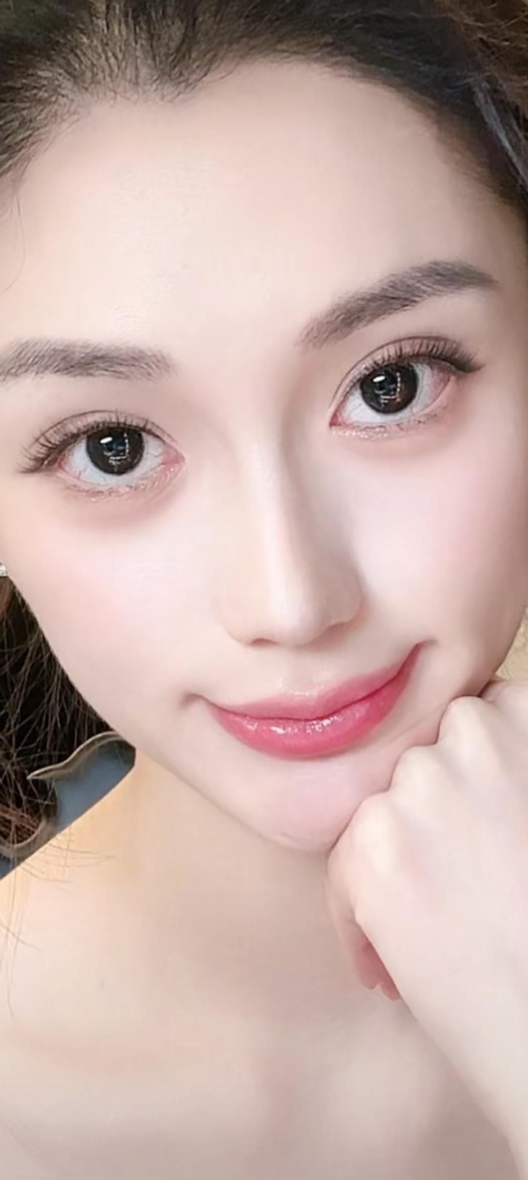 这姑娘眼睛好大好有神。