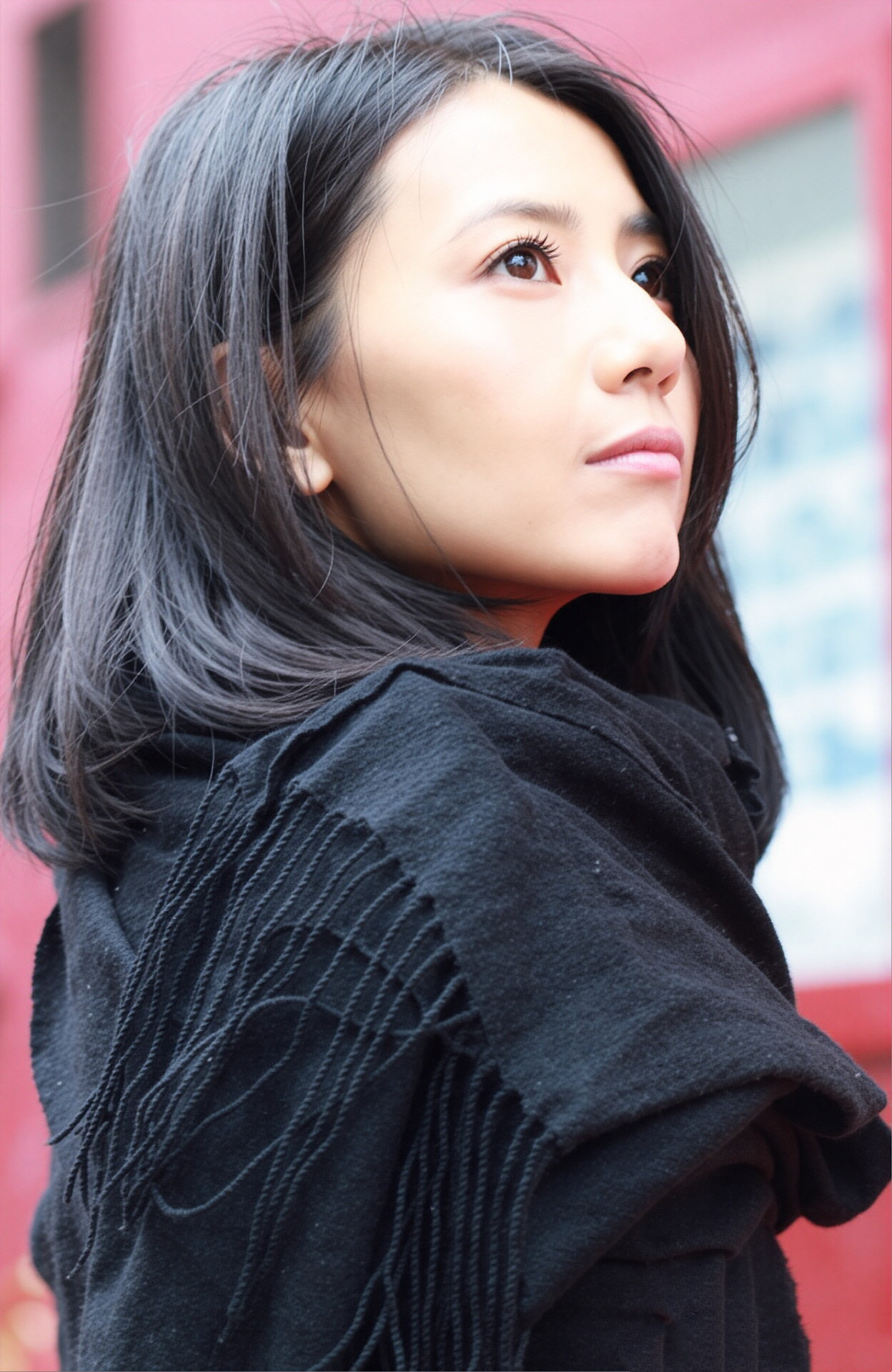 高圆圆这组街拍真的把美到失语！黑围巾衬得气质清冷又温柔，侧颜线条绝到犯规，哪怕