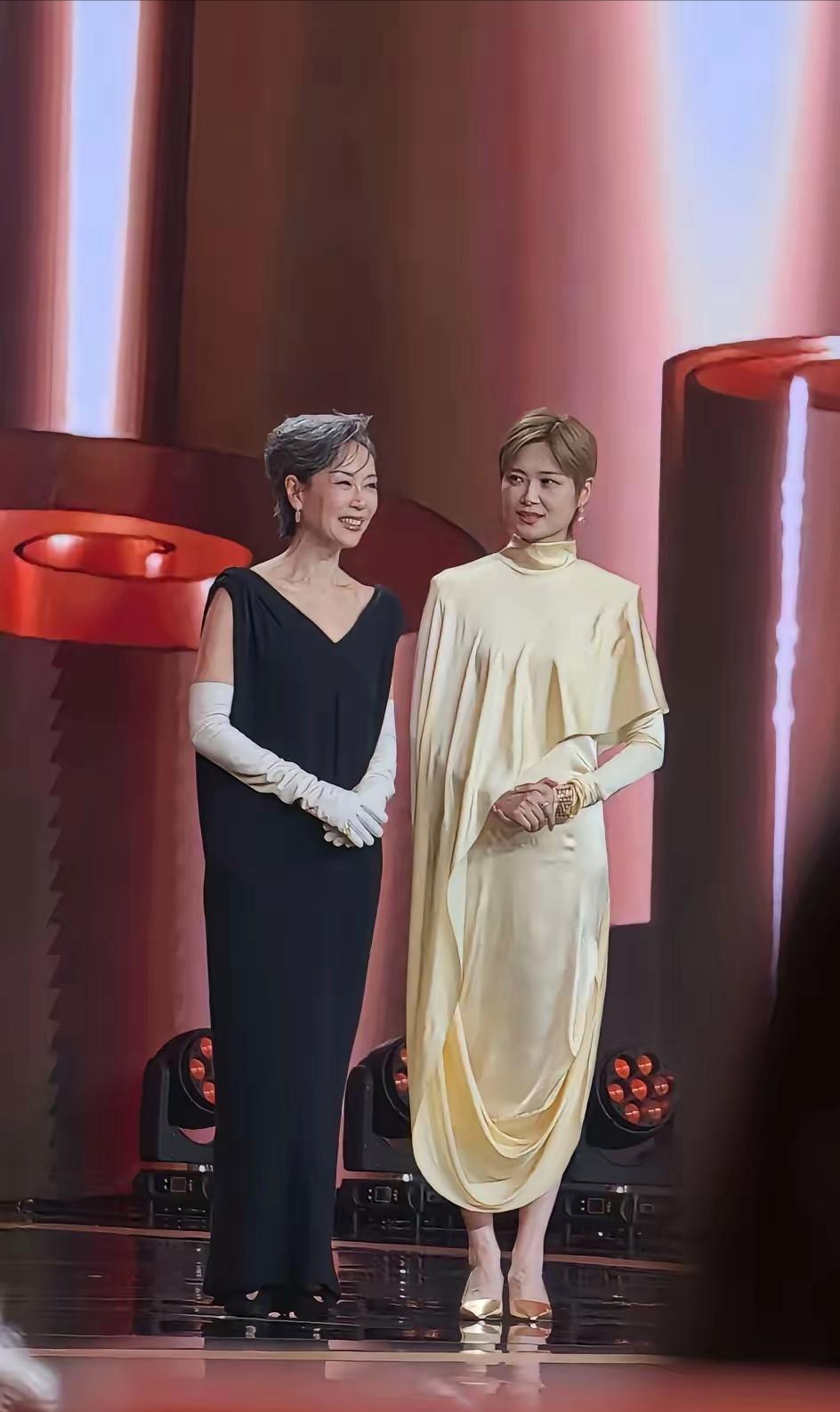 李宇春和叶童同框，差距一眼看出叶童李宇春同框直接戳穿内娱真相：被定义的人，永远赢不了敢定义自己的人北