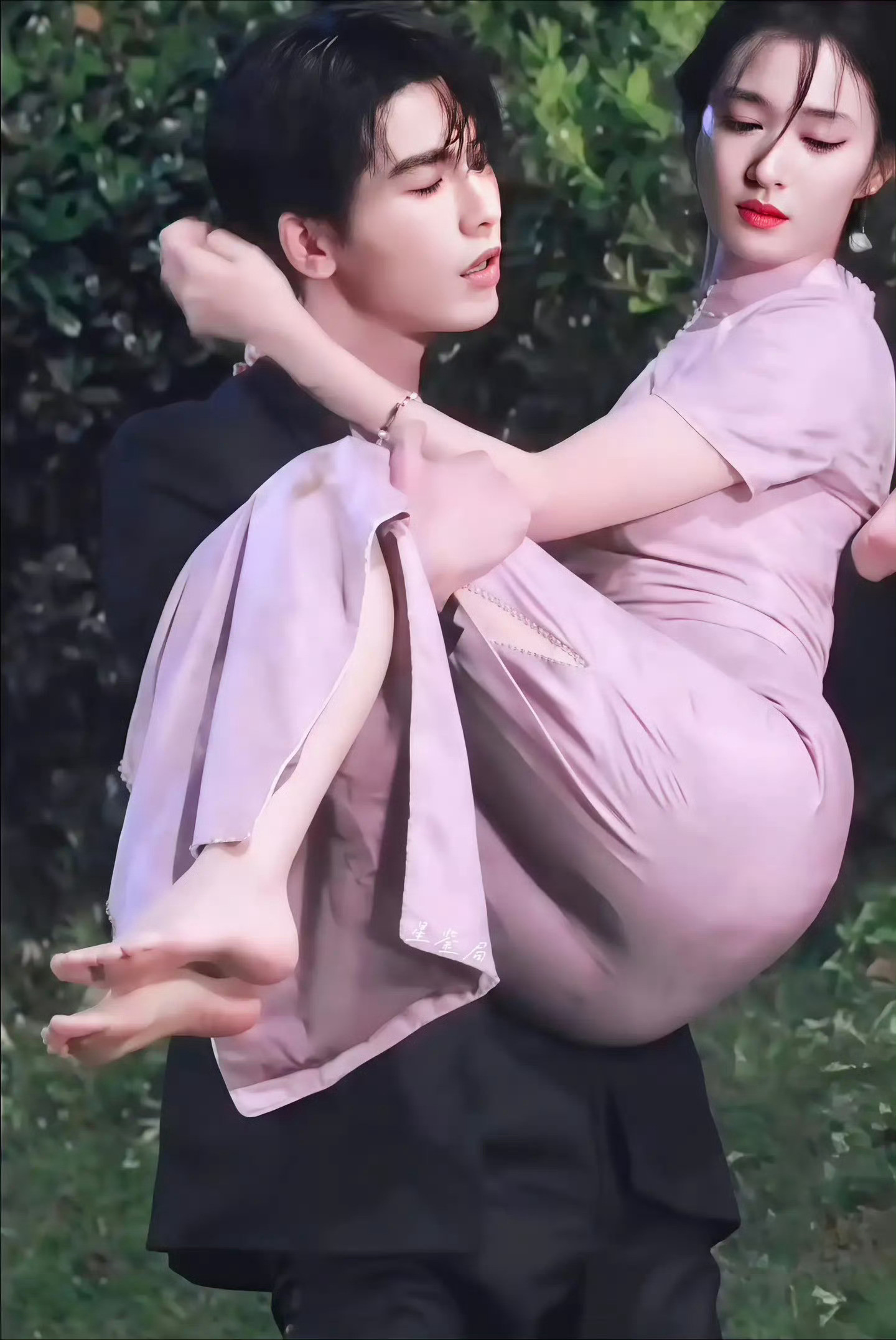 王楚然💗·这套旗袍装太绝美了[爱心][爱心][爱心]张凌赫王楚然落水公主抱​