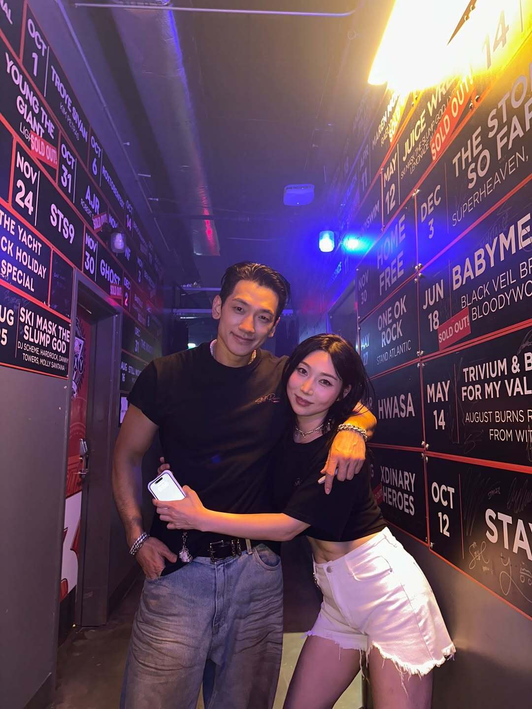 卧槽，这是孕吗？和女的这样抱也不怕老婆金泰熙生气哦！