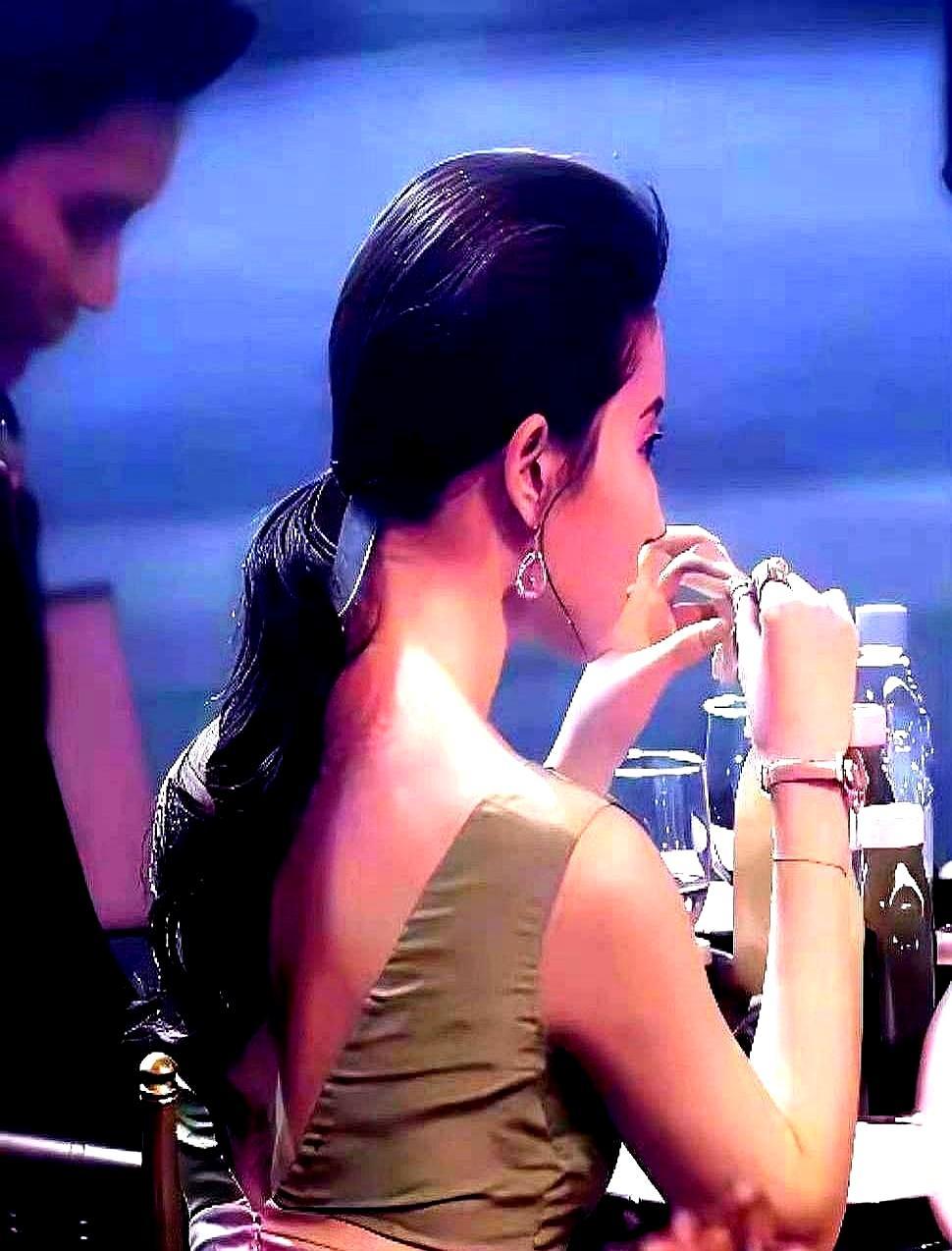 地铁早高峰，我旁边姑娘一边啃包子一边把刘海片粘回去，动作熟练得像戴耳机。三