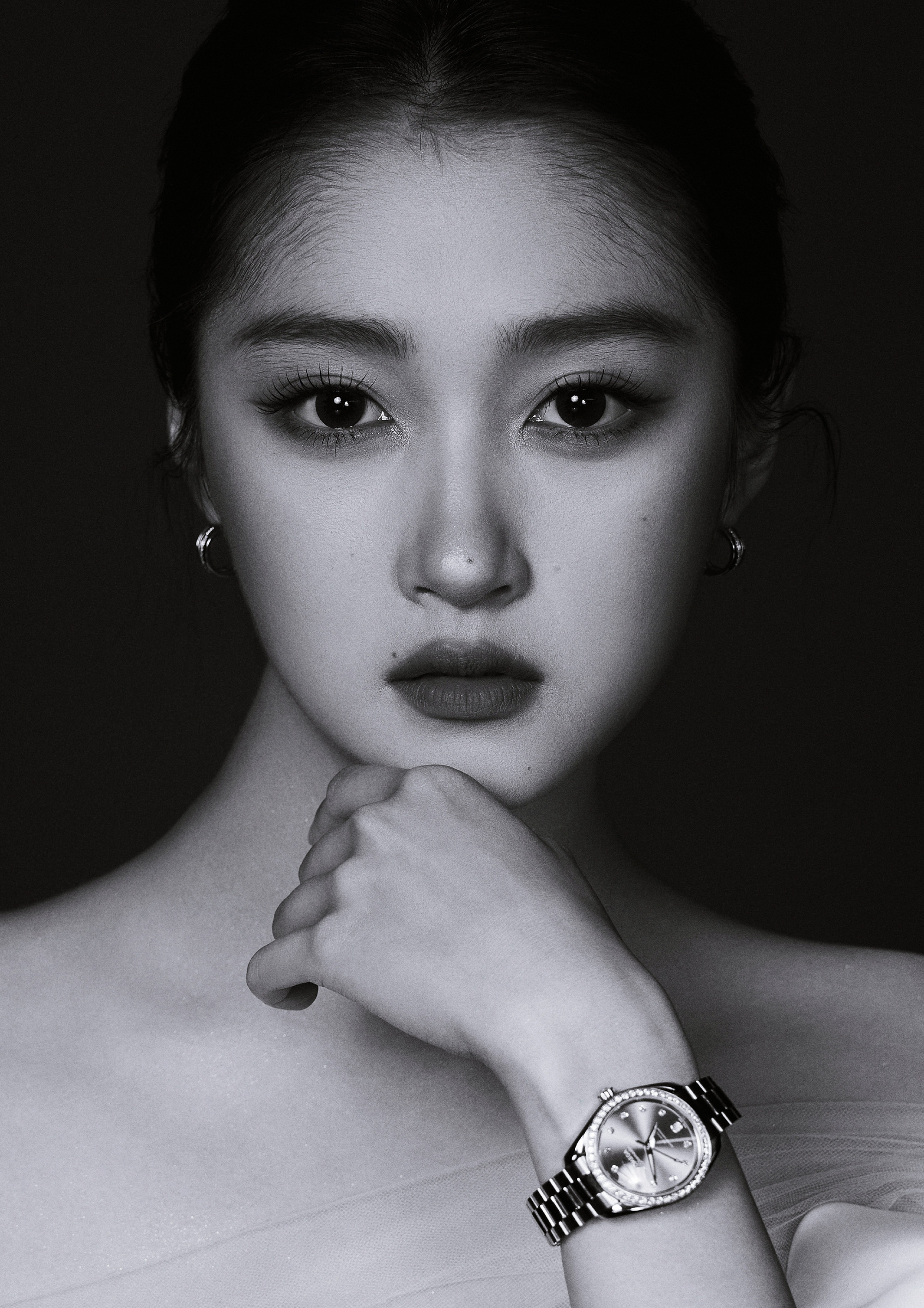 关晓彤，一袭白裙，静谧优雅。