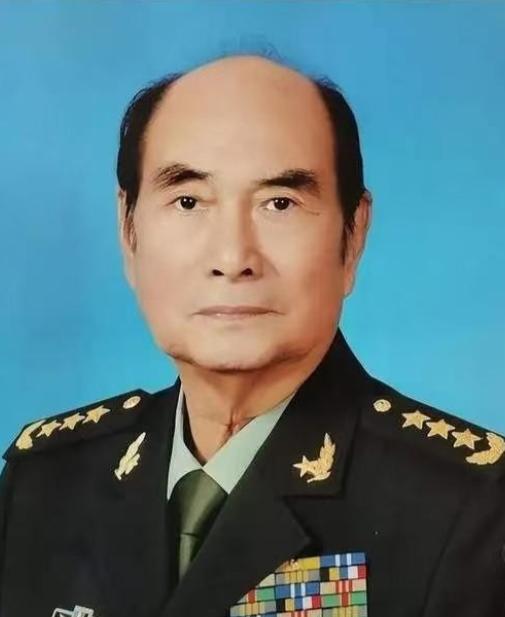 1998年，美国佐治亚州本宁堡陆军基地的晨雾尚未散尽，70岁的张万年刚走下中方专