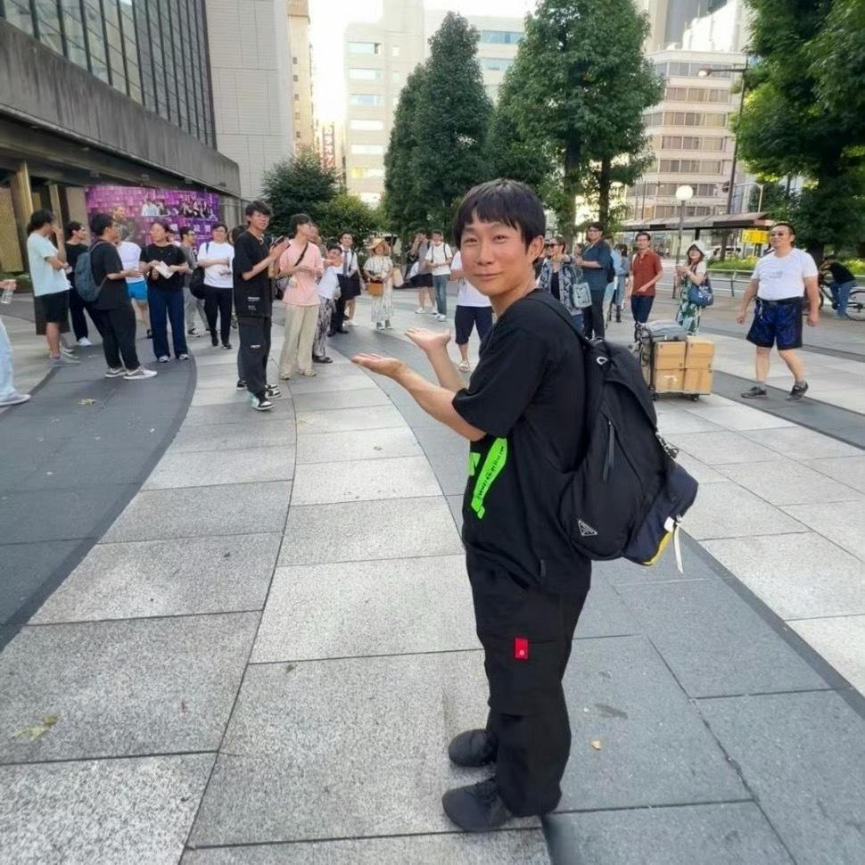 这是谁？好多大V都在嘲笑人家老实巴交，真没必要。​​​