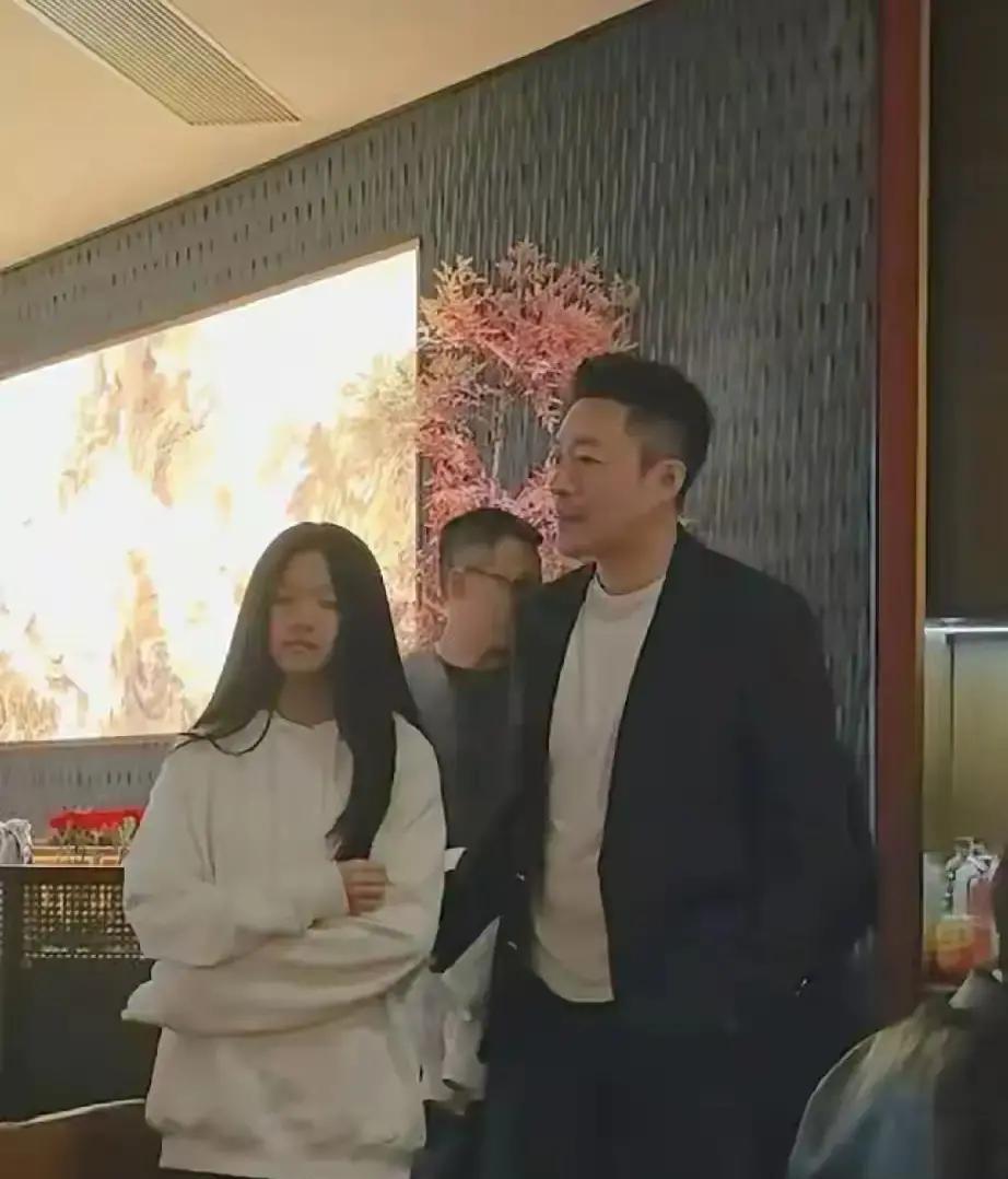 第一篇那张脸。不对劲。越来越不像汪小菲了。骨骼是亲生的，轮廓里有大S的影