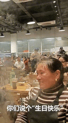 破防了家人们！江苏这一幕真的把温柔刻进骨子里了！一对母子在餐馆过生，儿子突然站起