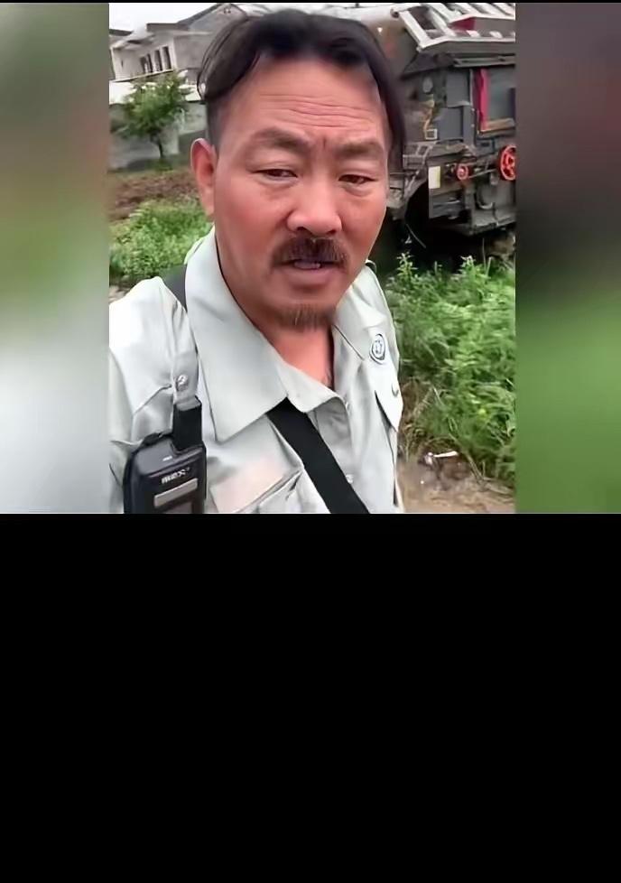 湖北一个开收割机的师傅，活干完了。账上明明白白1800块，老板手一摊：钱，现在给