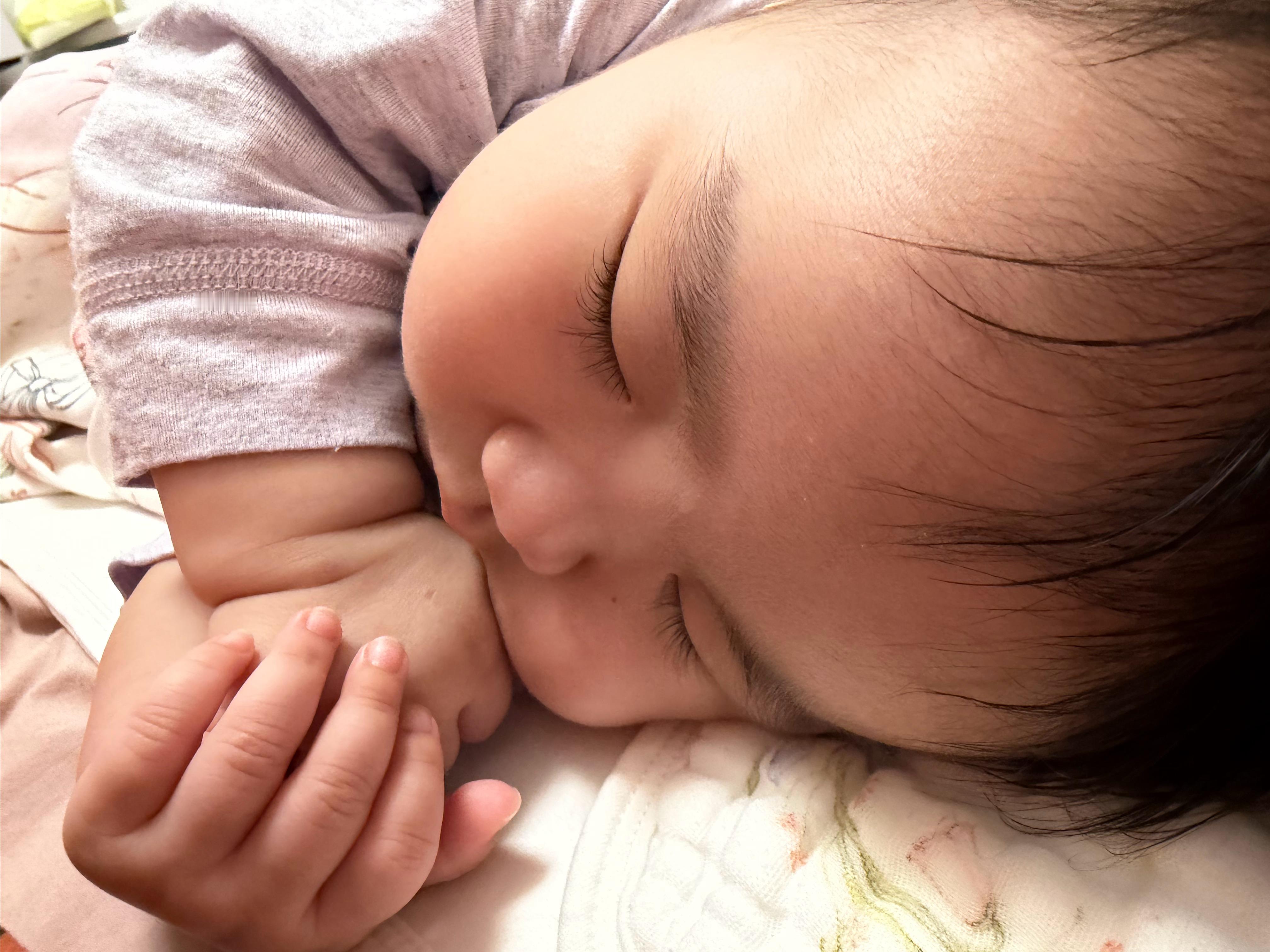 有娃之后两个人最开心的对话睡了？睡了。谁懂这一刻的含金量。