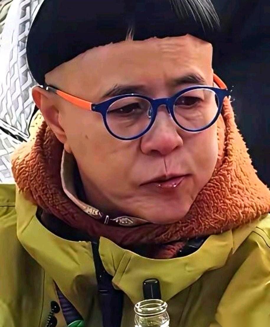 金龟子这个发型，三十年没换过。理发师调到外地，她直接买了张机票追过去剪。底下人