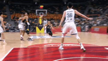 徐杰也很无奈啊！焦泊乔，王洪泽大喊，杰少，路开好了，赶紧冲，杰少一路火花闪电，