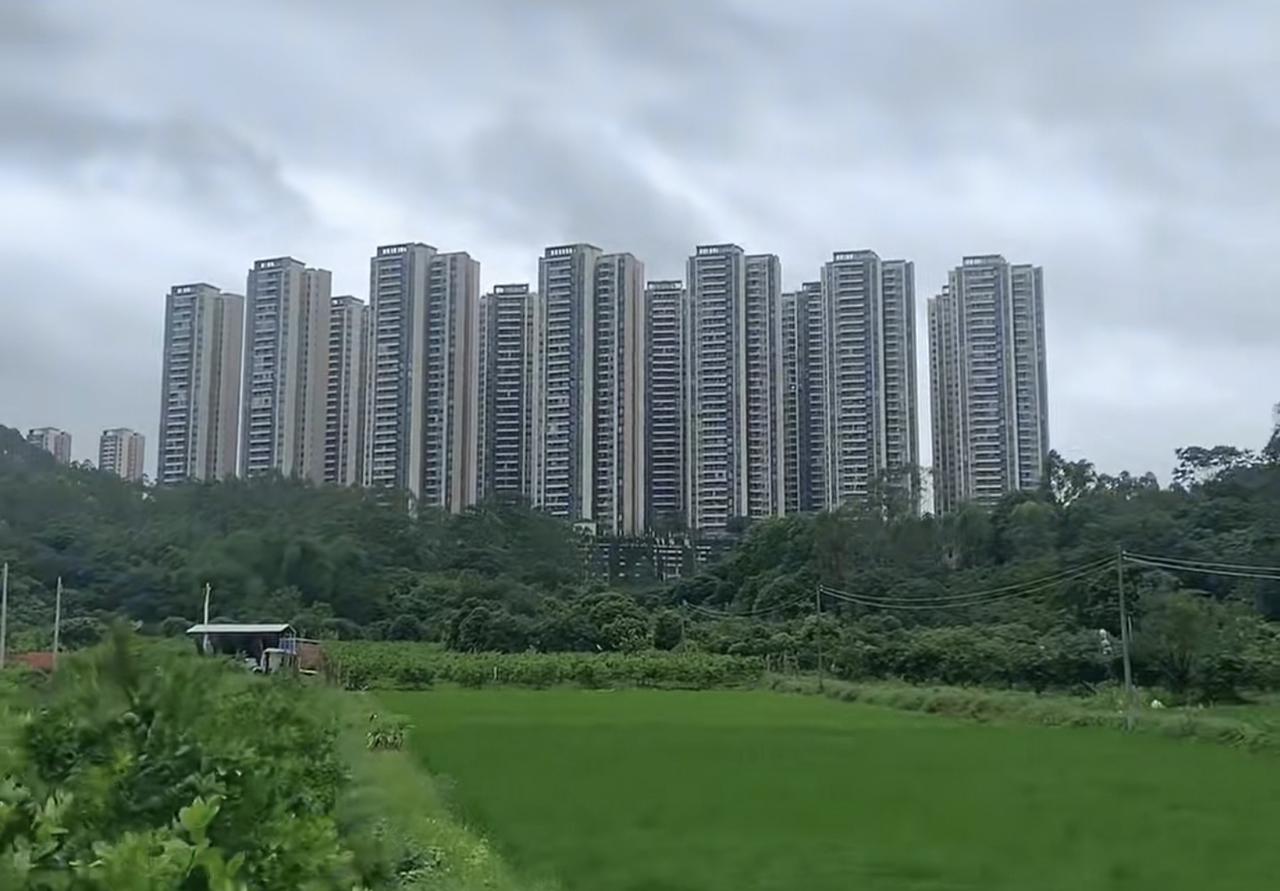 朋友在广州工作，月薪六千，最近也在广州买房了，把我吓了一跳。这点工资怎么可能在广