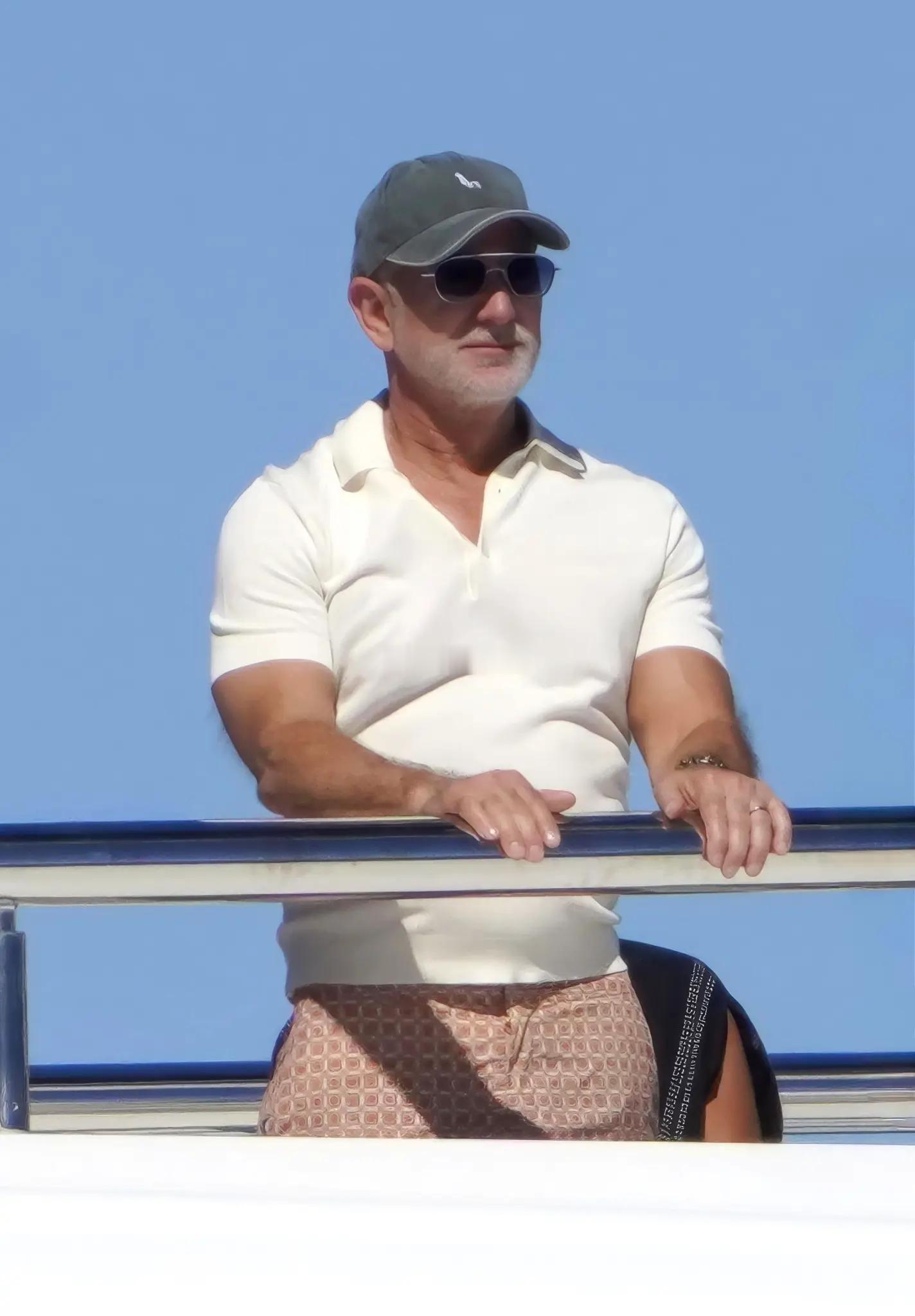 贝佐斯和桑切斯的欧洲游艇度假👇游艇上好多人啊🙉除了依偎在一起的小李子和女友V