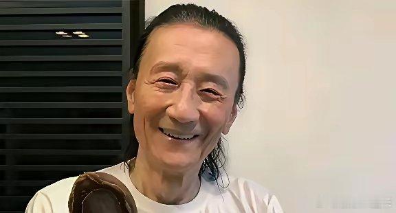 难得找到两张四哥不戴眼镜的照片其实不戴更显平易近人