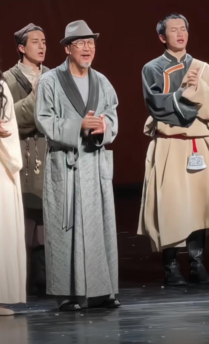 张国立话剧首演排面拉满！邓婕疯狂鼓掌！4月9日晚，张国立主演的音乐话剧《情