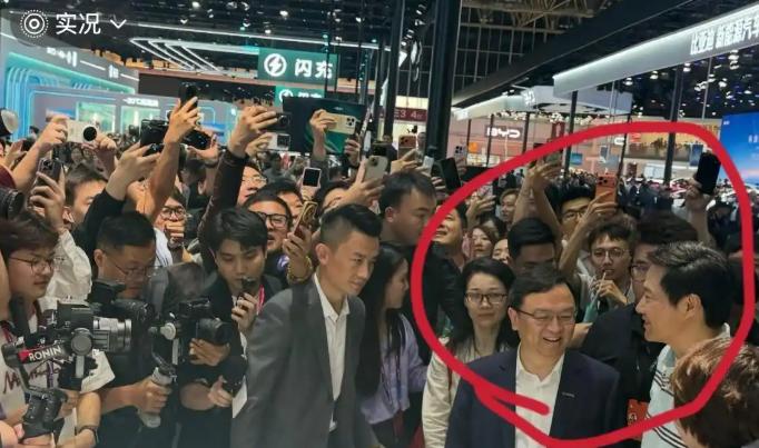 王传福在北京车展上直接绕开吉利与长城，全程0交流。行业大佬们集体同框的盛会，就这