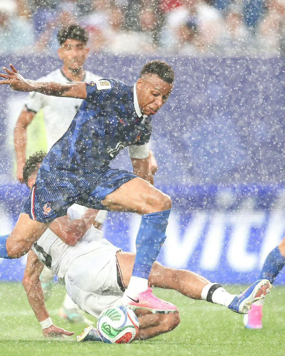 #姆巴佩雨中神图##原来世界杯补的水是雨水#法国vs伊拉克的比赛中姆巴佩左脚世界