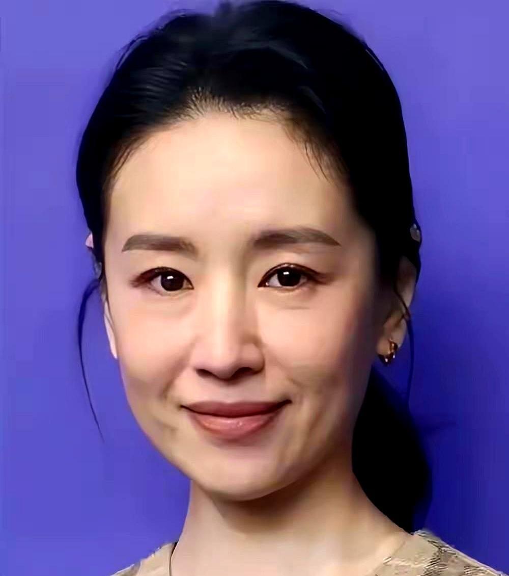 曾经把潘粤明踩进泥里的董洁，现在回大连养鸡了。最近45岁的她晒大连日常，逛