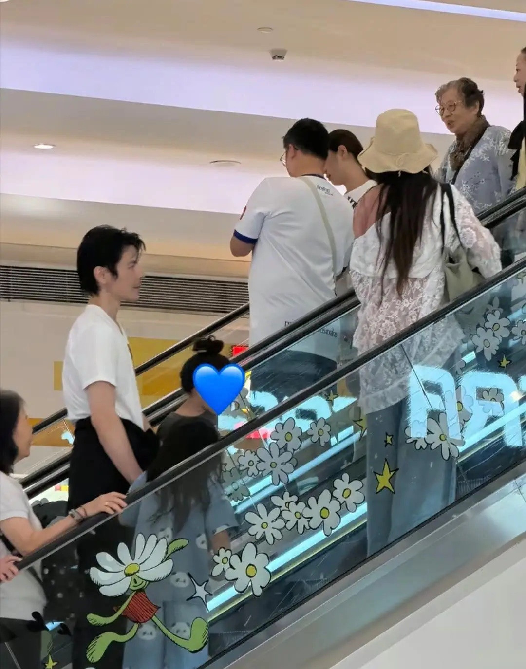 郭碧婷和向佐带一对子女到深圳逛商场，她的打扮好时尚又不失大气，身材高挑，向佐牵着