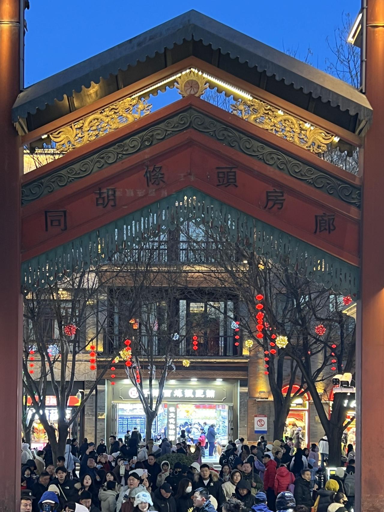 冷清的＂北京坊＂终于借势火了一把。春节期间的灯光秀秀出了人气。使馆人员兜售着本国