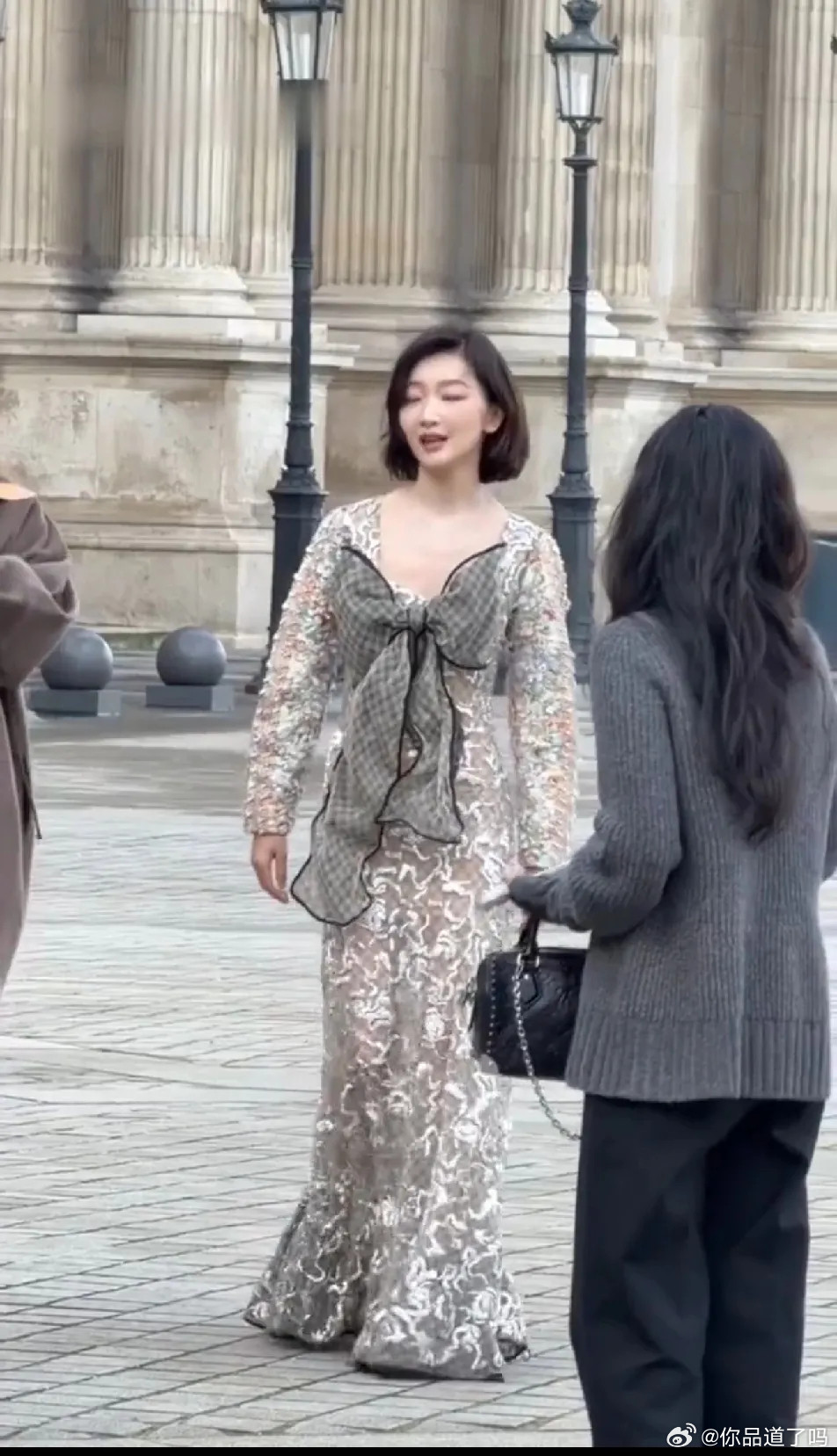 到底是周冬雨的问题还是衣服的问题？LV真的能接受代言人把衣服穿成这个效果来参加大