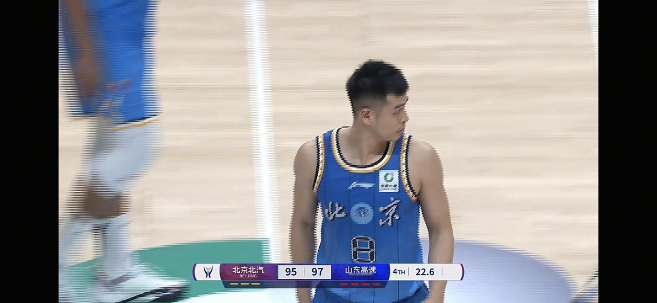 这北京队是什么战术呀，高铁投中一个三分球后，比赛最后还剩22秒，北京95-97落
