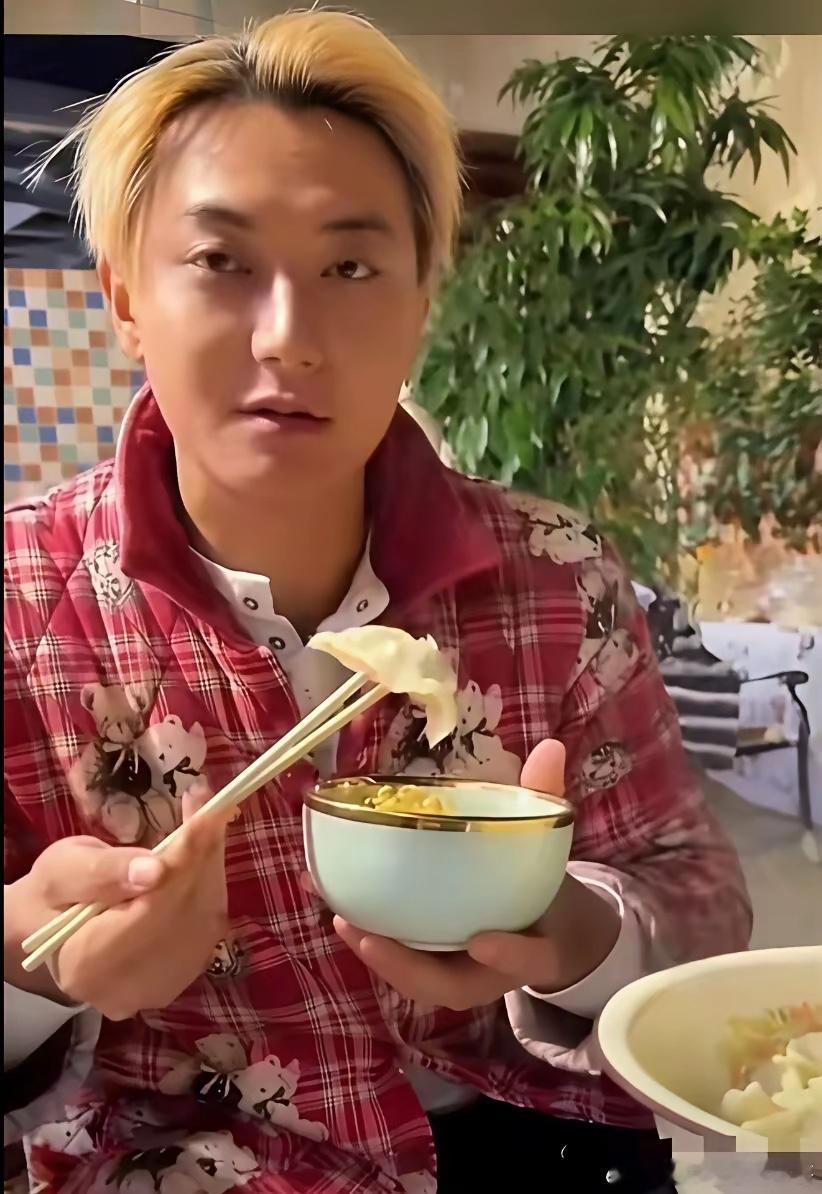 黄子韬花期真的很短啊，他们归国四子，当初最不看好的张艺兴花期是最长的👍吴发胖起