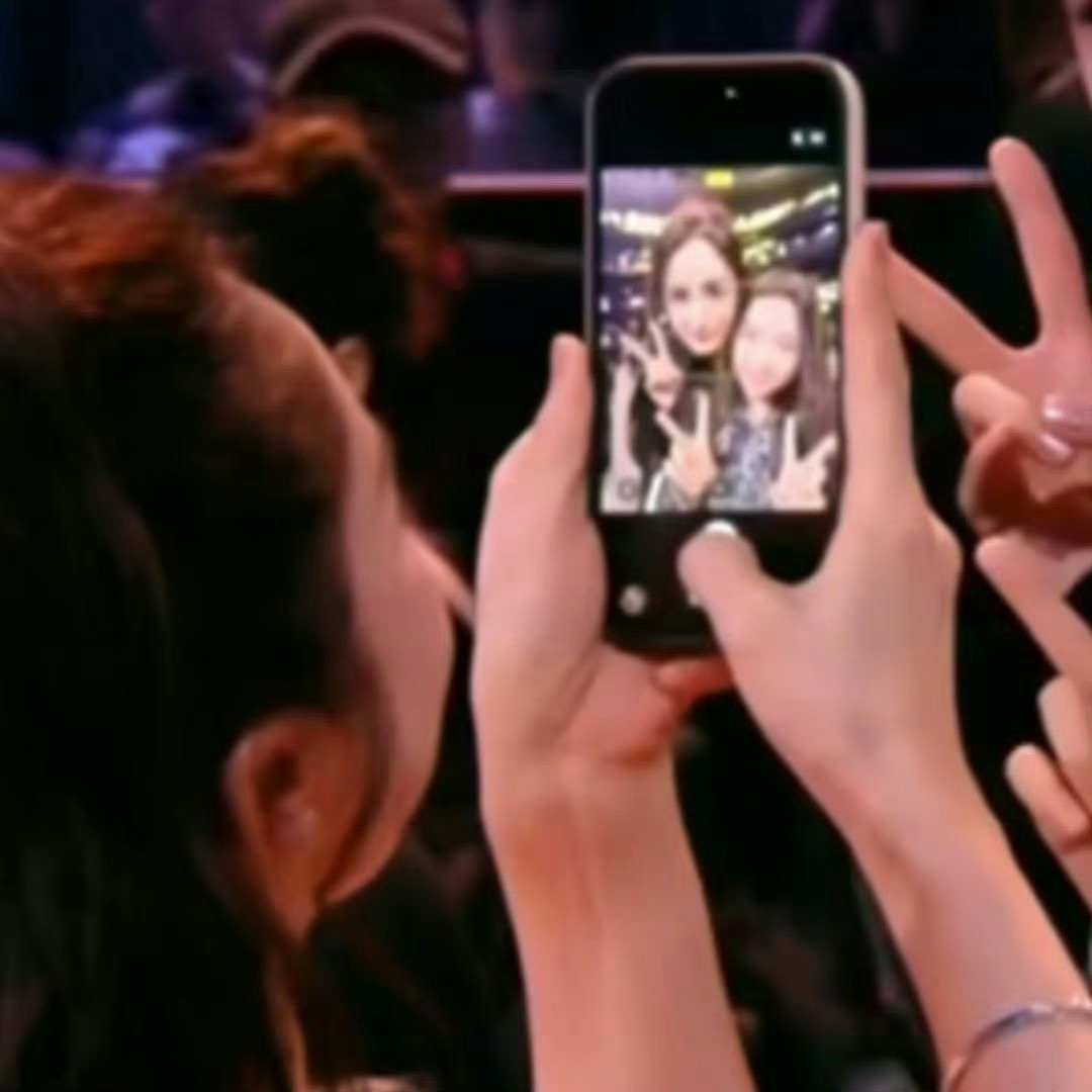 小酒窝好可爱！接这样的追星运！！！等我小了我也要和帅哥美女们挨个合照😭每个人状