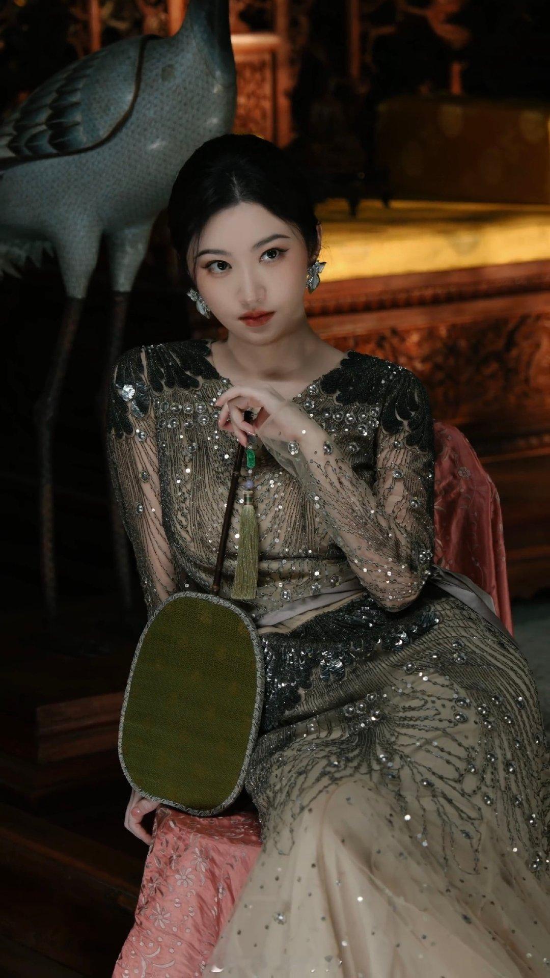 #景甜#｜#景甜红墙古刹大片#｜#瑞丽31周年#谁懂！太爱景甜这种御姐的眼神了[爱心][爱心]这妥妥