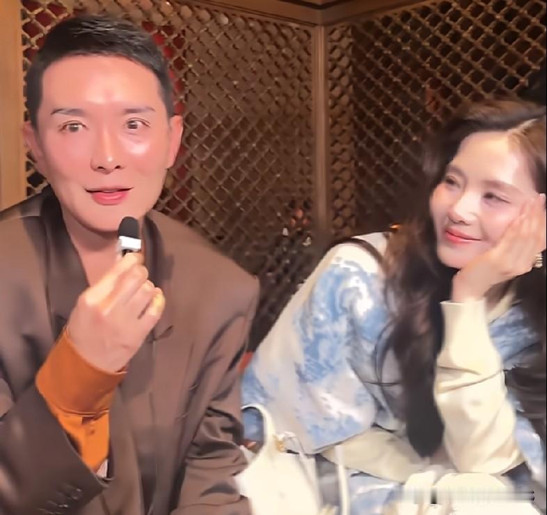 哈哈，刘冲这脸红得跟苹果似的！是喝酒了，还是被舞台灯光烤的呀？说到他和刘诗诗，有