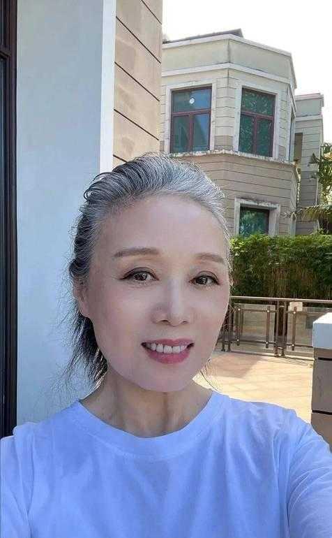 吴琼退休定居北京，满头白发照料婆婆仍登台唱戏黄梅戏名家吴琼退休定居北京，已是满