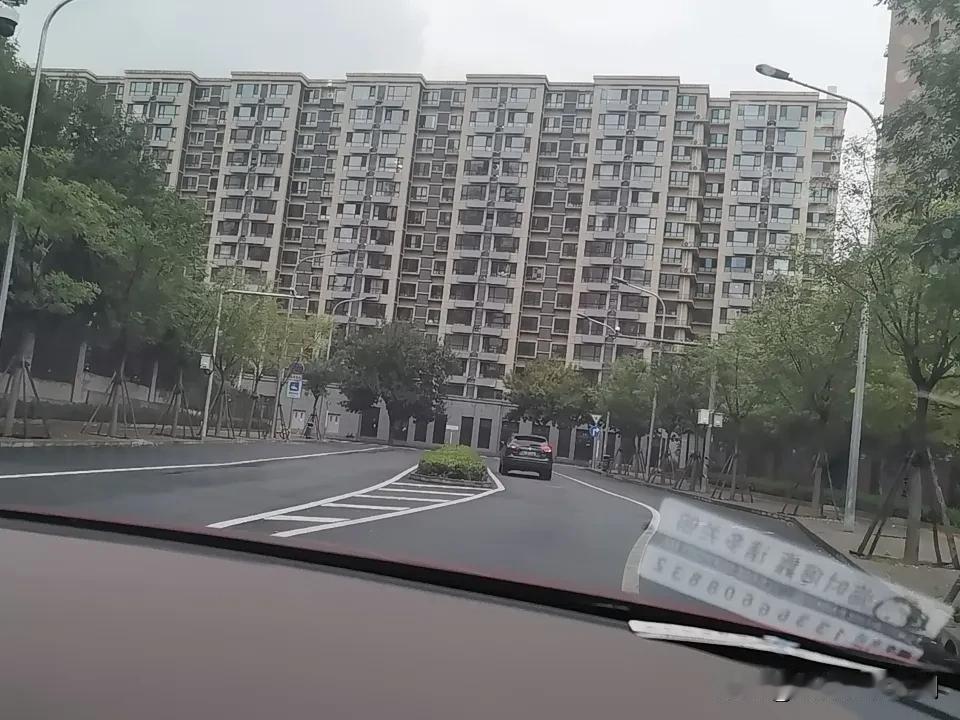 别摸别摸，千万别瞎摸，国庆返程来了，坐高铁，坐飞机的朋友们都要注意了，路上看见可
