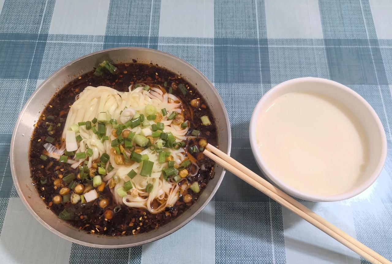 在玉溪避暑的时候，住宅小区楼下有一家铜梁人开的重庆面馆。味道还算凑合，只是不晓得