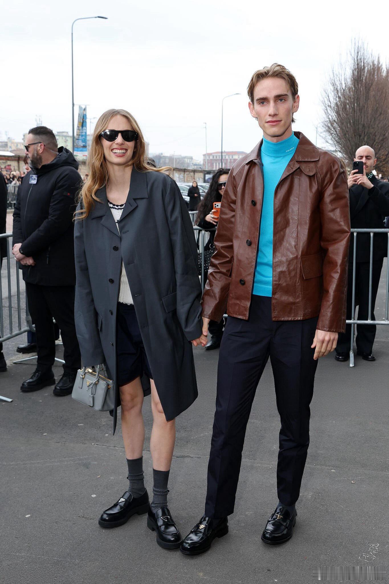 Prada大秀嘉宾G社生图，今日Prada26男装大秀，全员室外光线+怼脸俯拍