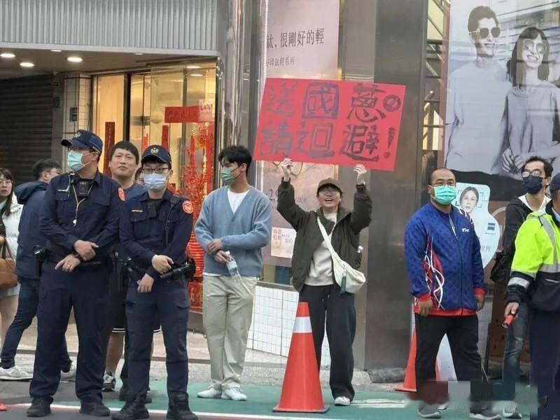 近日几天，黄国昌在下面拉选票，为民众党站台，却被街头情绪一路围堵呛声。2月