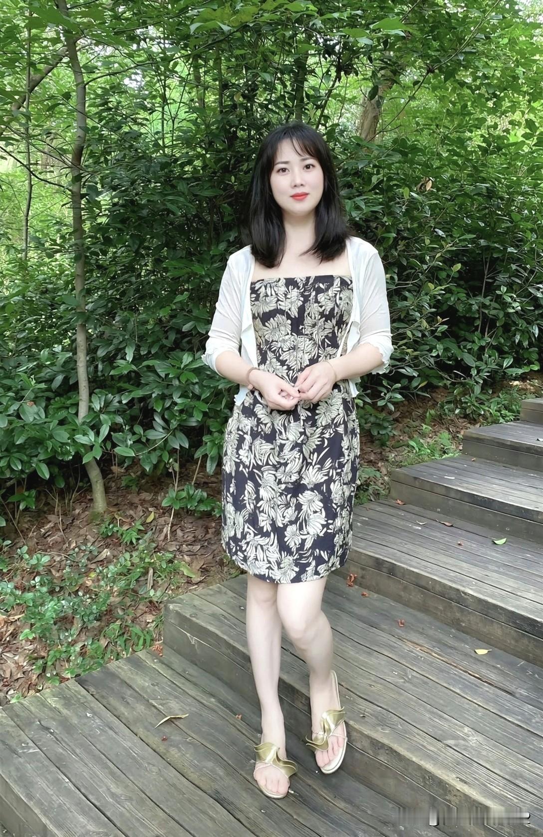 夏日穿搭指南：清新连衣裙搭配凉鞋，自然森林中尽显优雅