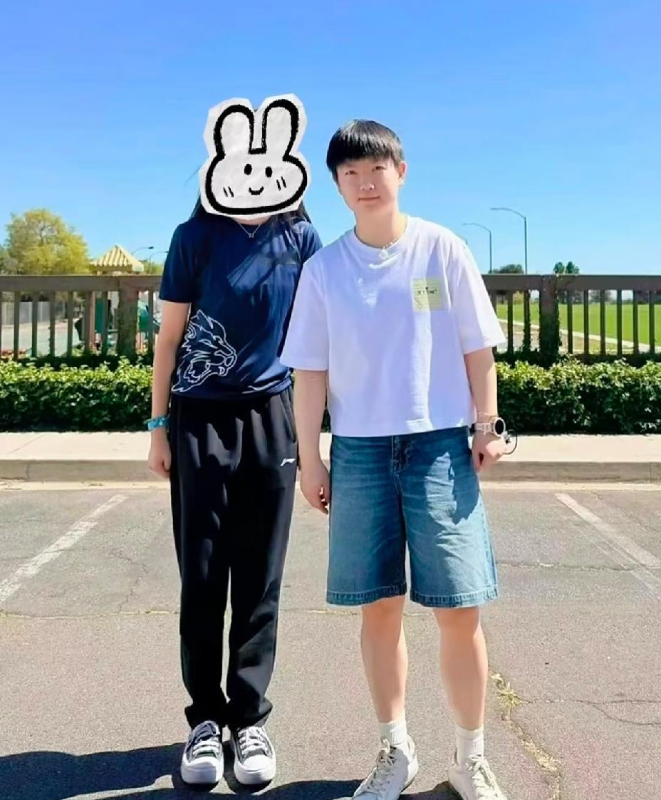 出门逛街的莎莎，真是个清清爽爽的小女孩。莎莎果然有玉米七，这小腿也太好看了