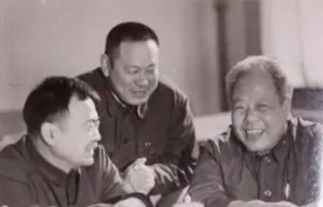 1982年3月，胡富国调任煤炭工业部副部长，和同事们研讨工作留下一张照片。值得