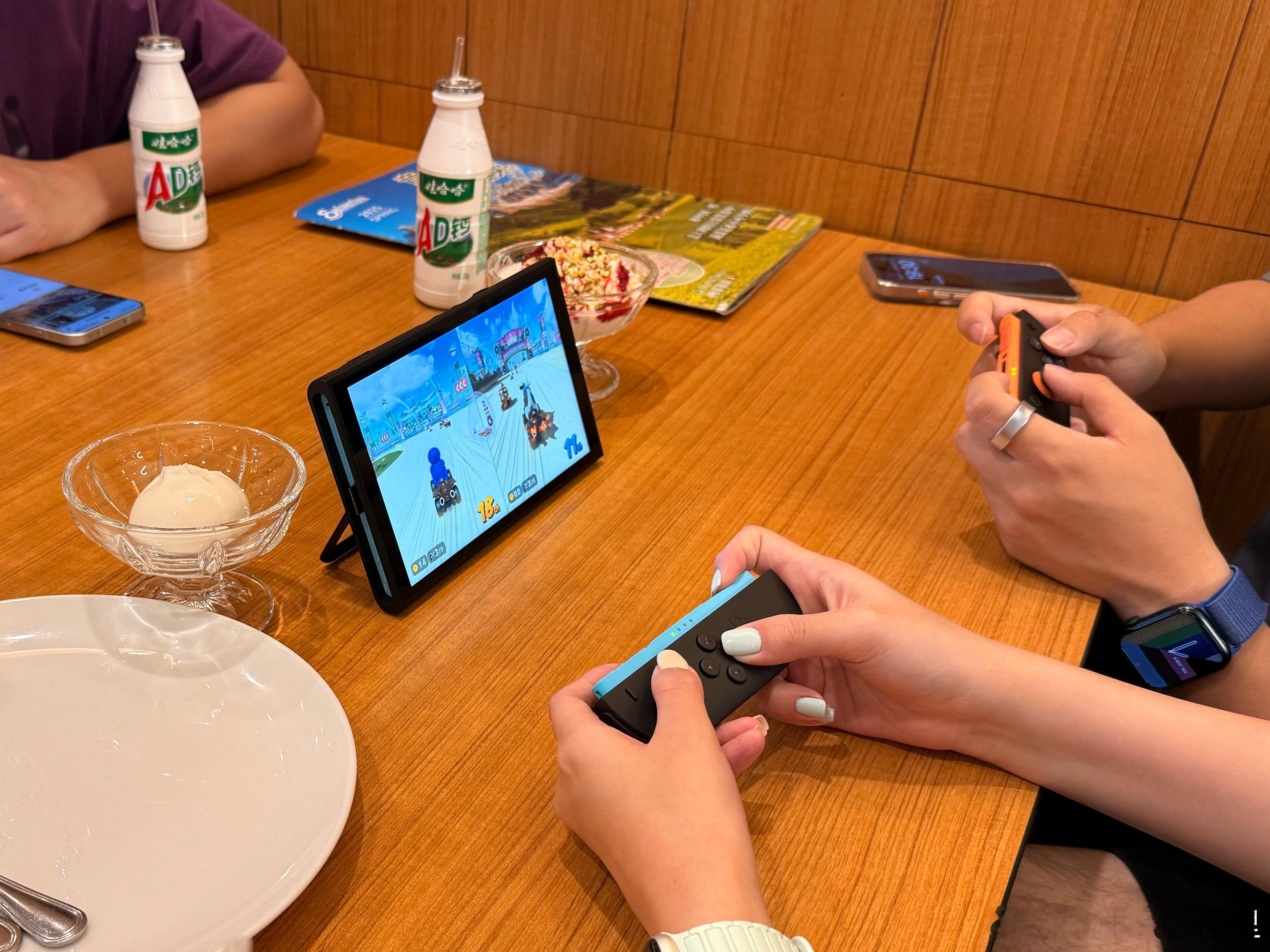 太卷了，吃饭也在练！switch2马里奥赛车世界​​​