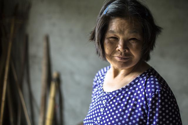 我们村东头的吴婶。今年65岁。有四个儿子，都成家立业分出去单过了，3年前老伴得了