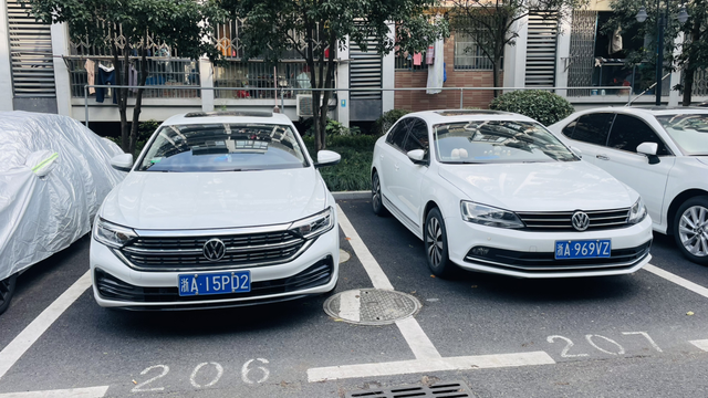 新款速腾对比下楼发现旁边停了一辆老款速腾，不知道哪一年的，新老速腾对比，你觉得