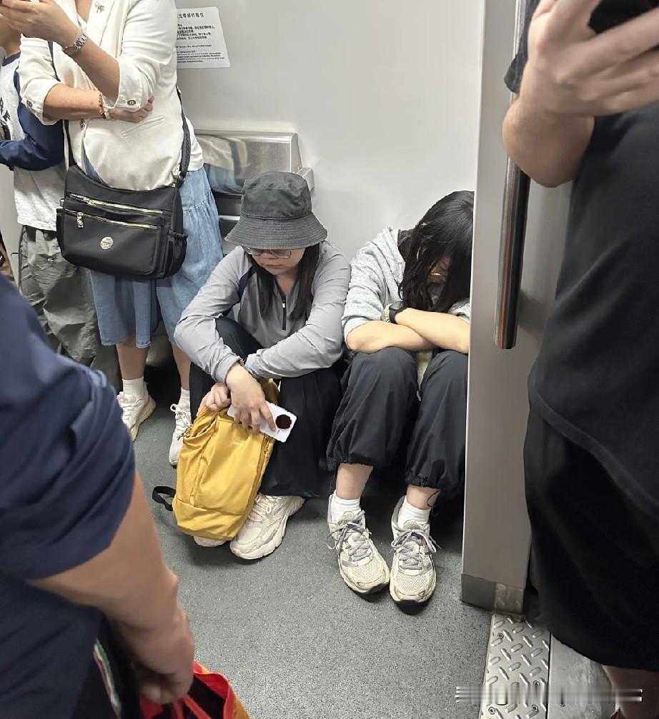 广州地铁坐地青年，这操作是累到极限还是素质掉线广州地铁里这波年轻人直接坐地